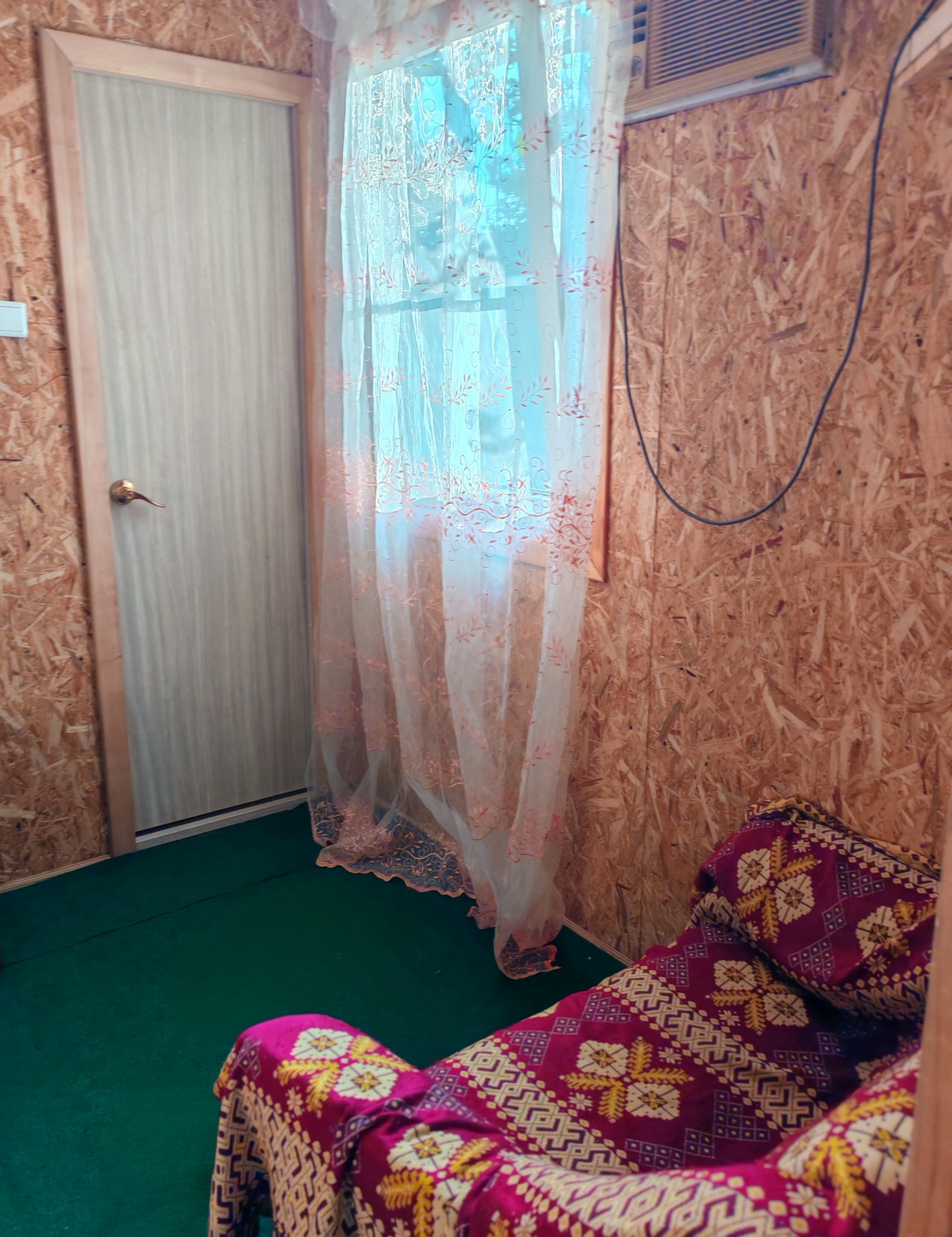Двор 1. Отдельный домик люкс (2 взрослых + 1 ребенок)